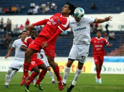 Javier Robles (I) de Neza y Cristian Rojas de Altamira, durante el juego disputado hoy 31 de julio. MEXSPORT  /