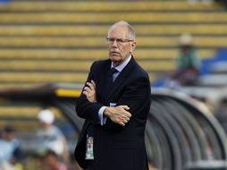 El 'coach' de Inglaterra, viendo un entrenamiento del equipo el pasado viernes. AP  /