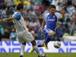 Lionel Messi se quita la marca de Joaquín Beltrán en el partido celebrado en el Estadio Azul. REUTERS  /