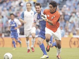 El arquero Jorge Campos trata de ganarle un balón a la ''Pulga'' Messi. MEXSPORT  /