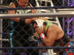 X-Fly (izq.) intentaba arrancarle la máscara a un integrante de Los Psycho Circus. S. NÚÑEZ  /