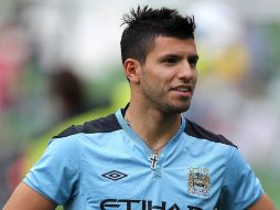 El nuevo fichaje del Manchester city, Sergio Agüero, calentando antes de la final de la pretemporada. EFE  /