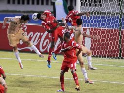 Ahmed Hegazi golpea el balón para la única anotación del partido en el Estadio Metropolitano. AFP  /
