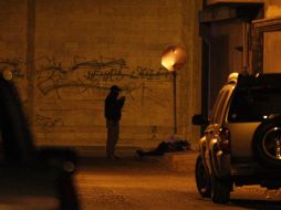 Personal del servicio médico forense, levanto cinco bolsas con los restos humanos que fueron llevados a la Semefo. ARCHIVO  /