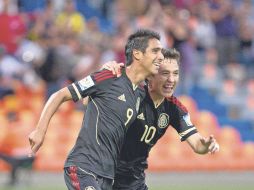 Taufic Guarch, de Tecos, autor del segundo gol de México, es felicitado por Érick ''Cubo'' Torres, de Chivas.  MEXSPORT  /