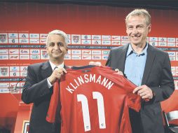 El presidente de la federación estadounidense, Sunil Gulati, le entrega la playera de la Selección a Jürgen Klinsmann. AFP  /