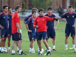 El director técnico Julen Lopetegui (I) y el ayudante técnico Luis Milla (D) durante un entrenamiento de la selección de España . EFe  /
