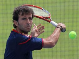 Luis Milla, asistente técnico de España, juega tenis en el mismo campo de entrenamiento de la selección. EFE  /