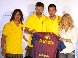 La cantante colombiana Shakira (d), posa junto a los jugadores del Barcelona (i a d) Carles Puyol, Gerard Piqué y Sergio Busquets. EFE  /