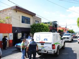 En la imagen, personal de Semefo acudió a la Colonia Oblatos para levantar el cuerpo de un joven ejecutado. O. RUVALCABA  /