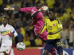 El colombiano José Valencia elude al portero de Malí para anotar un gol. EFE  /