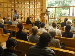 Los presentes al novenario quedaron sorprendidos al ver llegar al templo al que creían muerto. ARCHIVO  /
