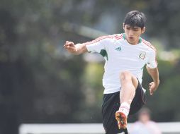 Alan Pulido patea la pelota en el entrenamiento del Tricolor en Cartagena. AFP  /