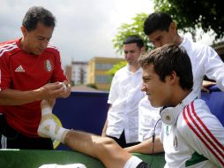 Erick 'Cubo' Torres recibe atención en su tobillo derecho luego del entrenamiento del Tri Sub-20. EFE  /