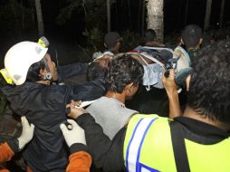 Los rescatistas socorren al único sobreviviente del accidente. AP  /