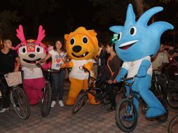 Las Mascotas Panamericanas acompañaron a los paseantes ciclistas. M. FREYRÍA  /
