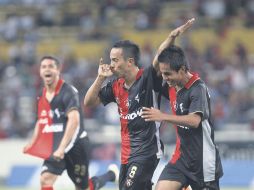Francisco Torres (centro) festeja una de sus dos anotaciones de la noche. E. PACHECO  /