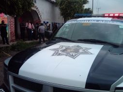 Policías acudieron al lugar del hallazgo del cuerpo, para investigar el crimen. M. PATIÑO  /