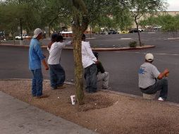 Inmigrantes en EU en busca de trabajo. La ley de Alabama exige a negocios verificar el estatus migratorio de sus empleados. ARCHIVO  /