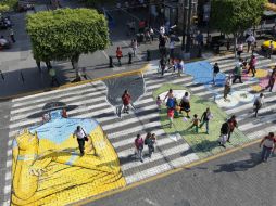 Paso peatonal sobre Avenida Hidalgo, en su cruce con Pedro Loza. S. NÚÑEZ  /