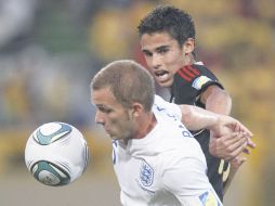 El inglés Dean Parrett y el mexicano Diego Reyes pelean el esférico durante el partido disputado en Cartagena. AP  /