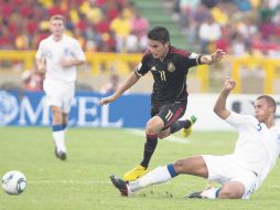 El inglés Reece Brown (der.) trata de frenar al delantero mexicano Ulises Dávila. MEXSPORT  /