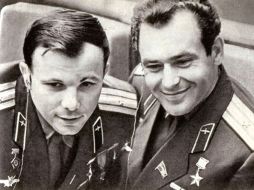 Yuri Gagarin (izquierda) y Guerman Titov (derecha). ESPECIAL  /