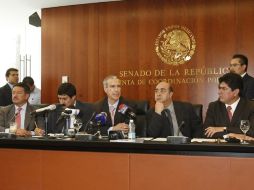 El senador José González Morfín (c) encabezó hoy una conferencia de prensa para informar sobre el acuerdo. NTX  /