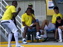 El jugador Edson Montana (I) bromea con sus compañeros durante un reconocimiento al estadio en el que jugarán mañana. AFP  /