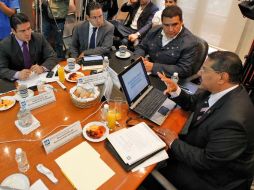 José Luis Hernández dialoga con Aristóteles Sandoval y Héctor Vielma (primero y tercero de izquierda a derecha). S. NÚÑEZ  /