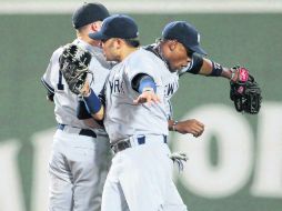 Nick Swisher y Curtis Granderson celebran el triunfo del primer partido de la nueva serie entre Yanquis y Medias Rojas. REUTERS  /