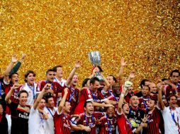 El AC de Milán levantan la Supercopa italiana después de haber ganado 2 a 1 al Inter. AFP  /