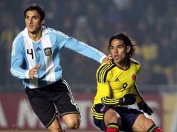 Foto de archivo de Radamel Falcao de Colombia vs Nicolas Burdisso de Argentina (I), durante juego de la Copa America 2011.MEXSPORT  /