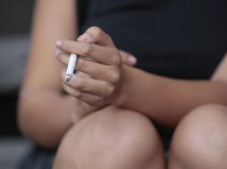 Hombres y mujeres fuman y toman casi por igual, aunque las cantidades de los hombres sueles ser mayores. ARCHIVO.  /