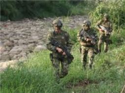 Los enfrentamientos entre militares y las FARC arrojan decenas de muertos y heridos diariamente. EFE  /