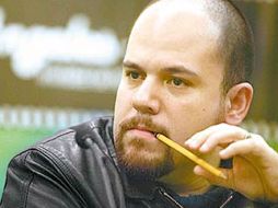 Antonio Ortuño recibió la noticia de que su amigo Rigo Mora había fallecido, así que dejó la novela en la que trabajaba. ESPECIAL  /