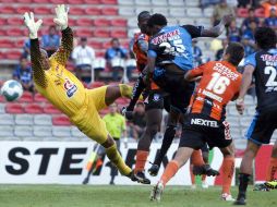 Mena (25) remata de cabeza en lo que fue el primer gol de Querétaro en el partido. MEXSPORT  /