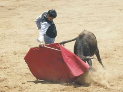 Angelino de Arriaga se recreó tentando en la ganadería de Chinampas. E. FLORES  /