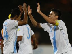 José Lemus (izq) celebra con Elías Vasquez el triunfo de Guatemala ante Croacia. AP  /