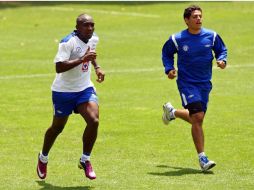 Edixon Perea (I) durante un entrenamiento del Cruz Azul. MEXSPORT  /