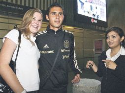 Paul Aguilar posa para la foto con una aficionada a su llegada al hotel de concentración del Tricolor. MEXSPORT  /