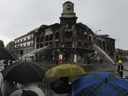 Los edificios estaban humeantes, las piedras obstruían las calles y las alarmas contra ladrones seguían sonando. AP  /