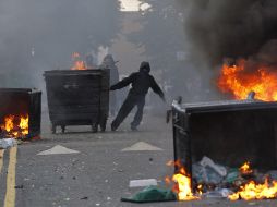 Manifestantes se enfrentan con la policía en el conflictivo barrio de Hackney, al norte de Londres. EFE  /