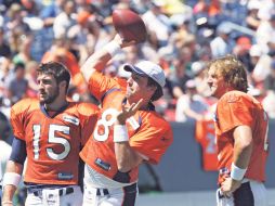 El mariscal de campo de los Broncos de Denver, Kyle Orton (8), lanza el ovoide durante una práctica el domingo. AP  /