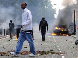 Los enfrentamientos en las calles de Londres dejan basura, edificios y vehículos en llamas, se han arrestado a 215 personas. NOTIMEX  /