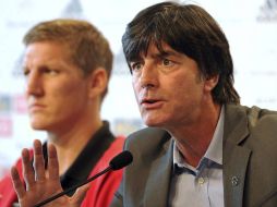 El técnico alemán Joachim Löw (der) y  Bastian Schweinsteiger dan una rueda de prensa previa al amistoso contra Brasil. EFE  /