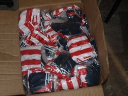 Los uniformes detectados en una caja de cartón llevaban la leyenda 'Rebaño Sagrado'. ESPECIAL  /