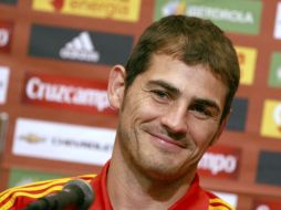 El jugador español, Iker Casillas, sonrie durante una conferencia de prensa en Bari. AP  /
