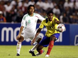 Sergio Avila de México (I) y Marlon de Jesus de Ecuador (D), durante juego amistoso en Querétaro (Archivo 2008). MEXSPORT  /