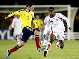 El colombiano Pedro Franco (i) lucha por el balón con Joel Campbell (d), de Costa Rica. EFE  /